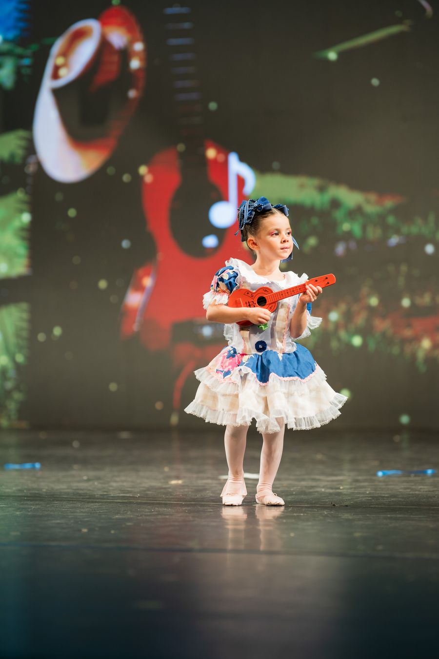 Aluna pequena se apresentando no palco