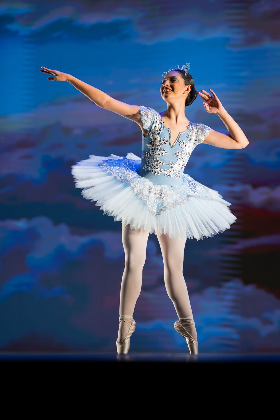 Bailarina de tutu na ponta, no palco