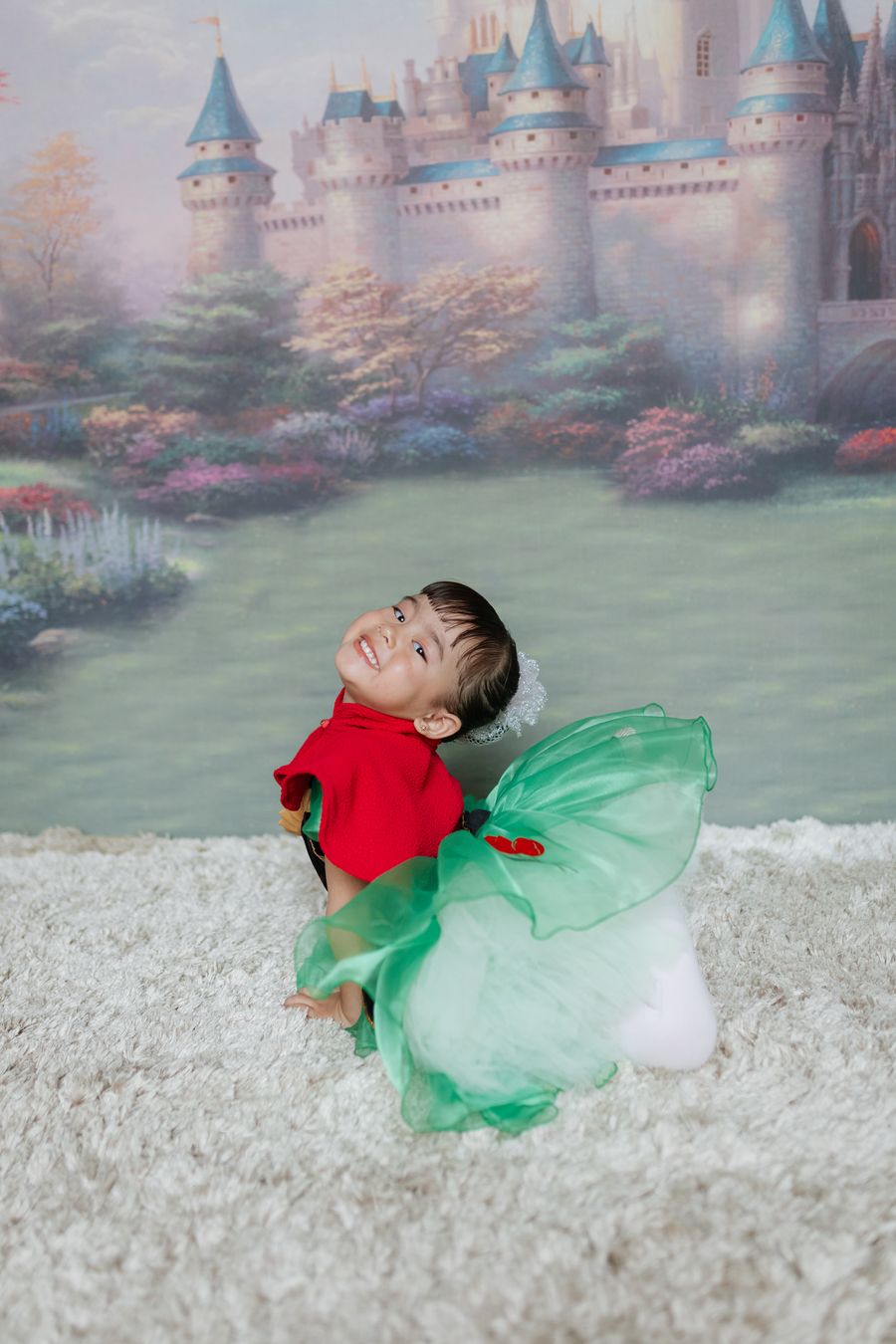 Pequena bailarina diante de um cenário de castelo