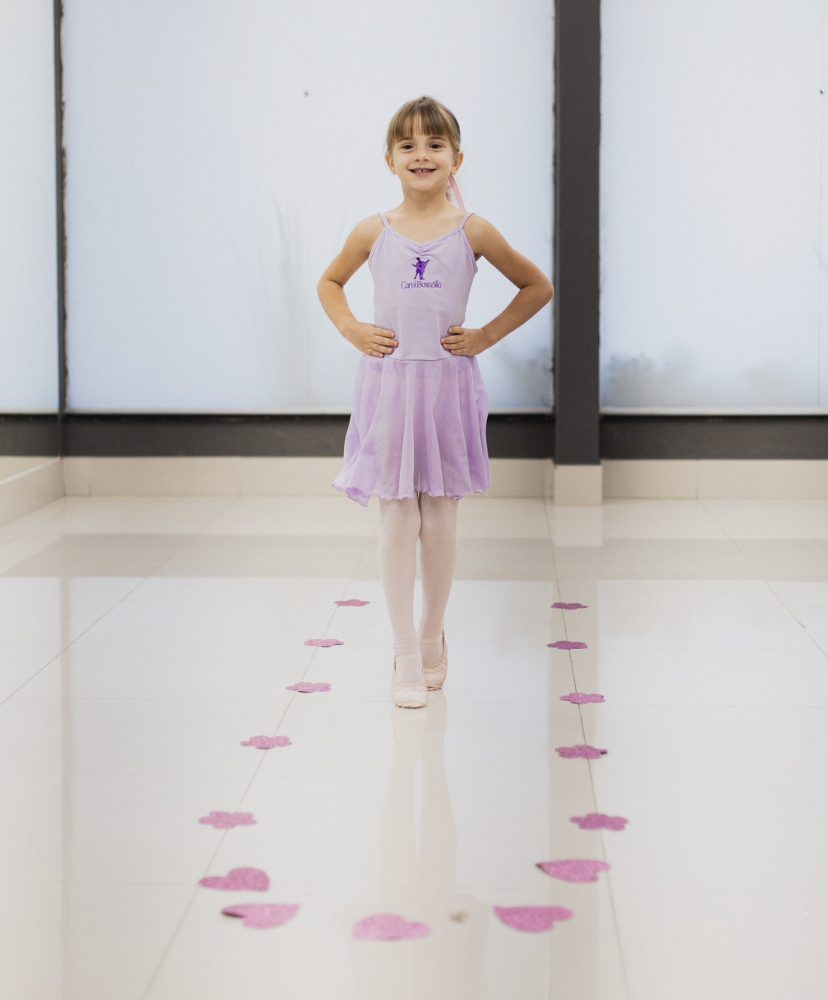Aluna pequena na sala de aula da escola